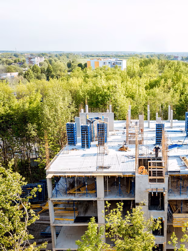 Chantier avec matériaux d'écoconception pour bâtiment transition circulaire PME BTP