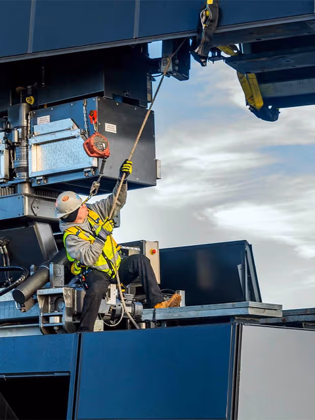 Un ouvrier utilise une corde pour manipuler un équipement industriel à NEW YORK