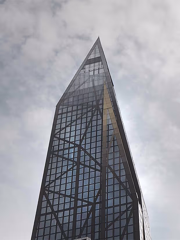 Gratte-ciel moderne en verre avec structure métallique noire par Aude - Prisme - COO Fractionelle