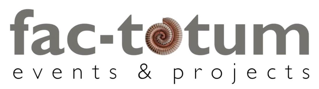 Logo van Factotum met een bruine spiraalschelp als de letter o, met de tekst 'events & projects' eronder.
