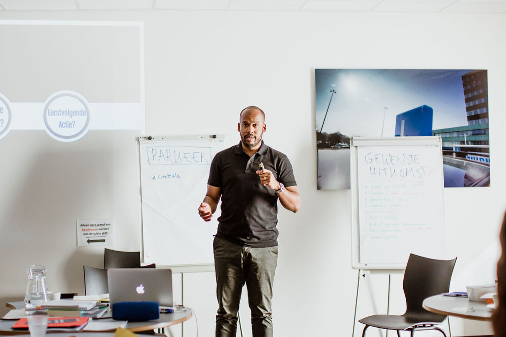Deelnemers werken aan communicatieopdracht in teams