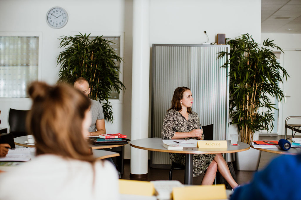 Groep deelnemers luistert naar uitleg Think on Your Feet® methode