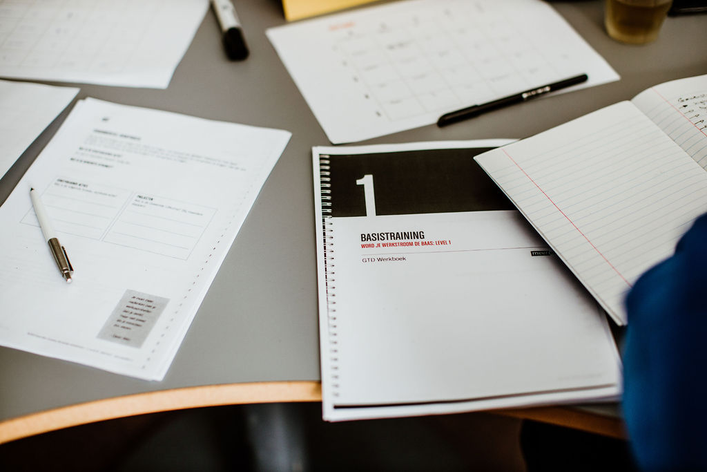 Deelnemers werken samen aan communicatieoefening