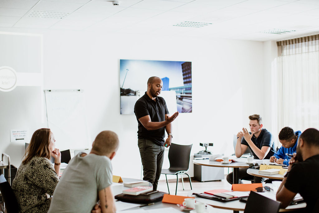 Enthousiaste deelnemers aan Think on Your Feet® open programma