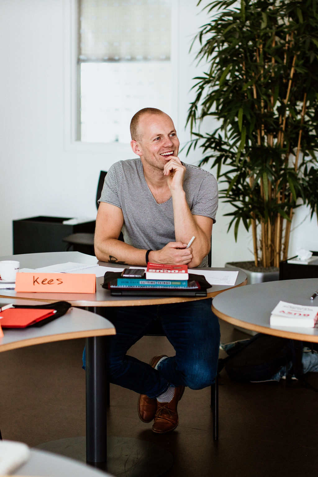 Deelnemers in gesprek tijdens Think on Your Feet® pauze