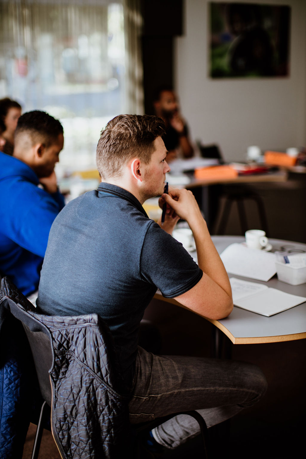 Deelnemer luistert aandachtig tijdens Think on Your Feet® communicatietraining