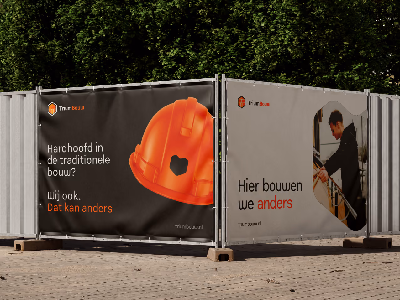 Bouwhekdoeken met de nieuwe huisstijl en campagne van TriumBouw op een bouwplaats.