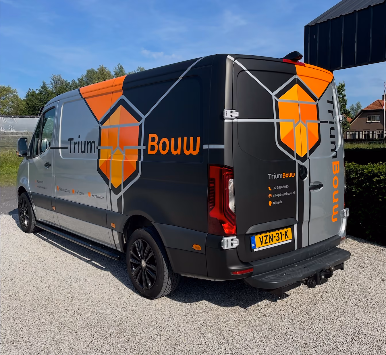 Bedrijfsbus van TriumBouw voorzien van de nieuwe voertuigbestickering en huisstijl.