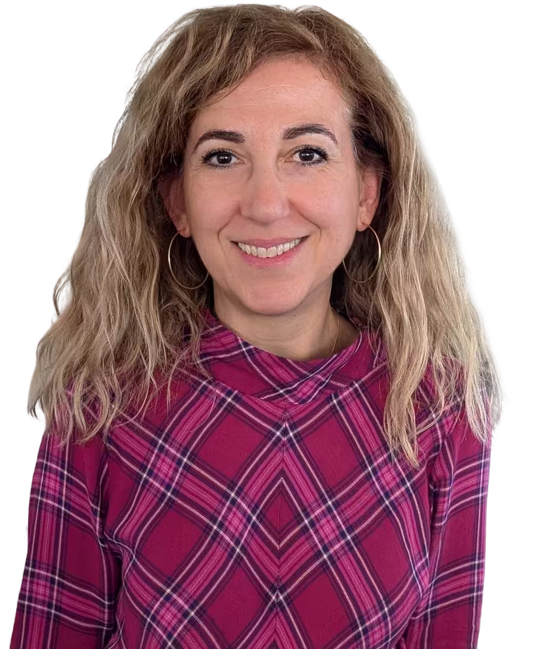 Frau mit welligem blondem Haar, die ein kariertes pinkes Oberteil trägt und lächelt.