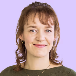 Porträt einer lächelnden Frau mit braunen Haaren und Ohrringen vor lila Hintergrund.