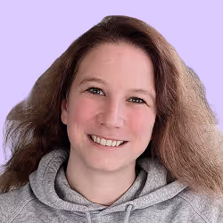 Lächelnde Frau mit lockigen braunen Haaren vor lila Hintergrund.