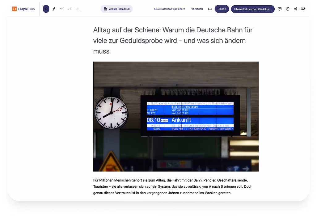 Bahnuhr und Anzeigetafel am Bahnhof zeigen Ankunftszeit 08:10 und Zugverbindungen.