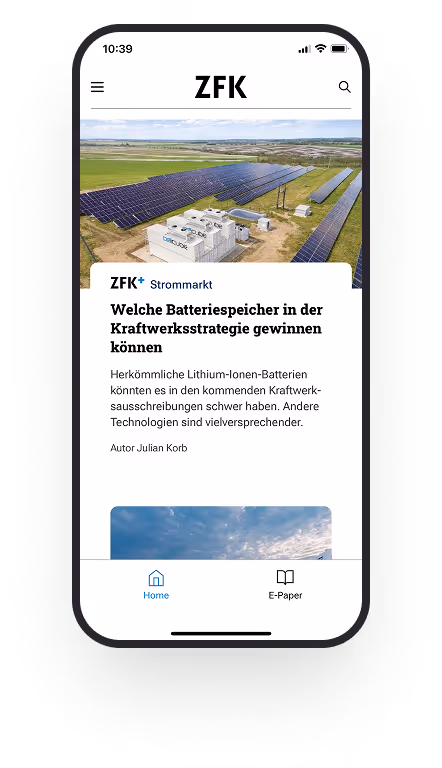 Smartphonebild zeigt einen ZFK-Artikel über Batteriespeicher in der Kraftwerksstrategie mit Solarfeld im Hintergrund.