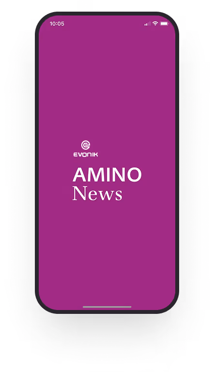 Smartphone zeigt Startbildschirm der AMINO News App von Evonik auf violettem Hintergrund.