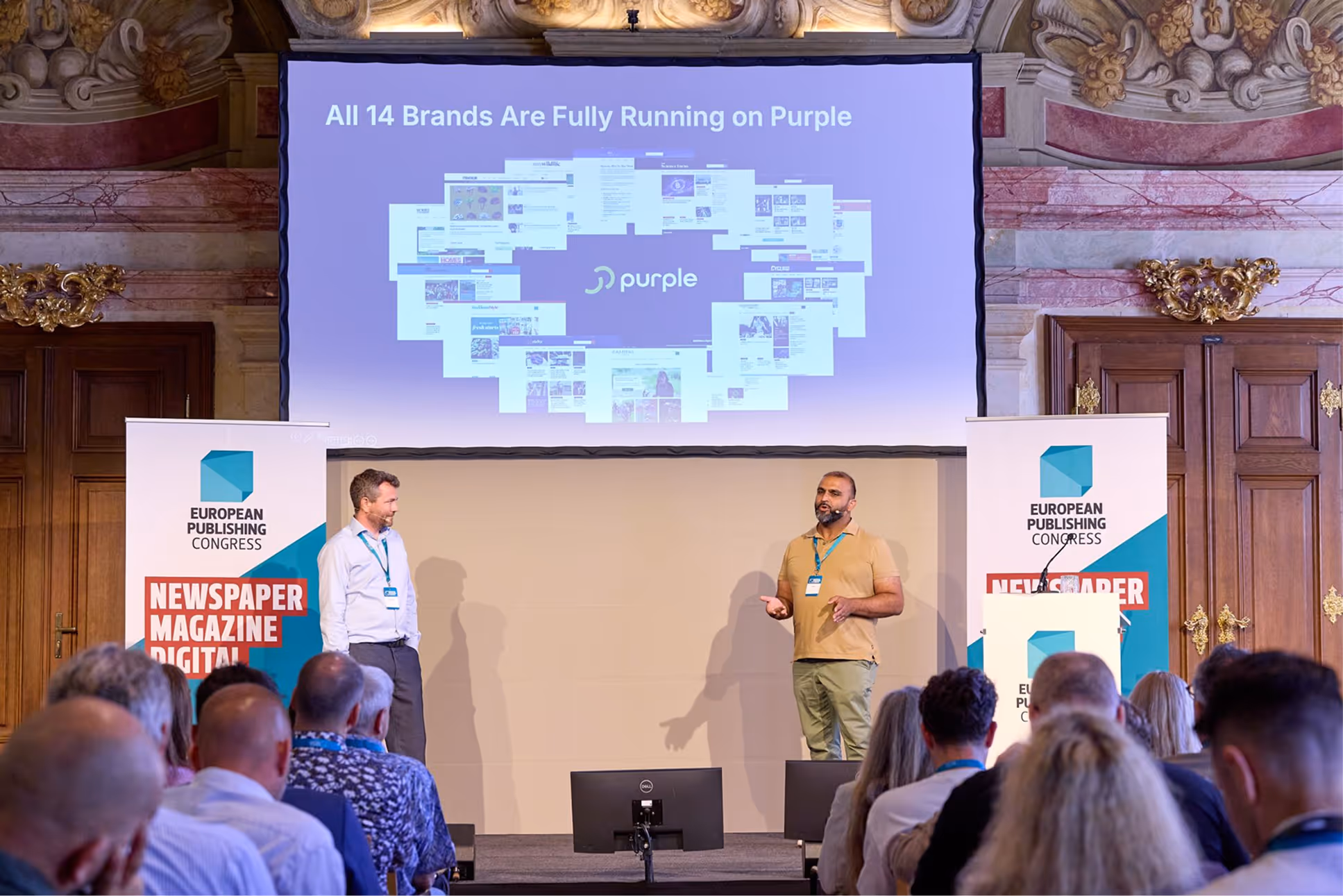 Zwei Männer präsentieren vor Publikum auf einer Bühne mit Purple-Branding und Europäischem Verlagskongress-Bannern.