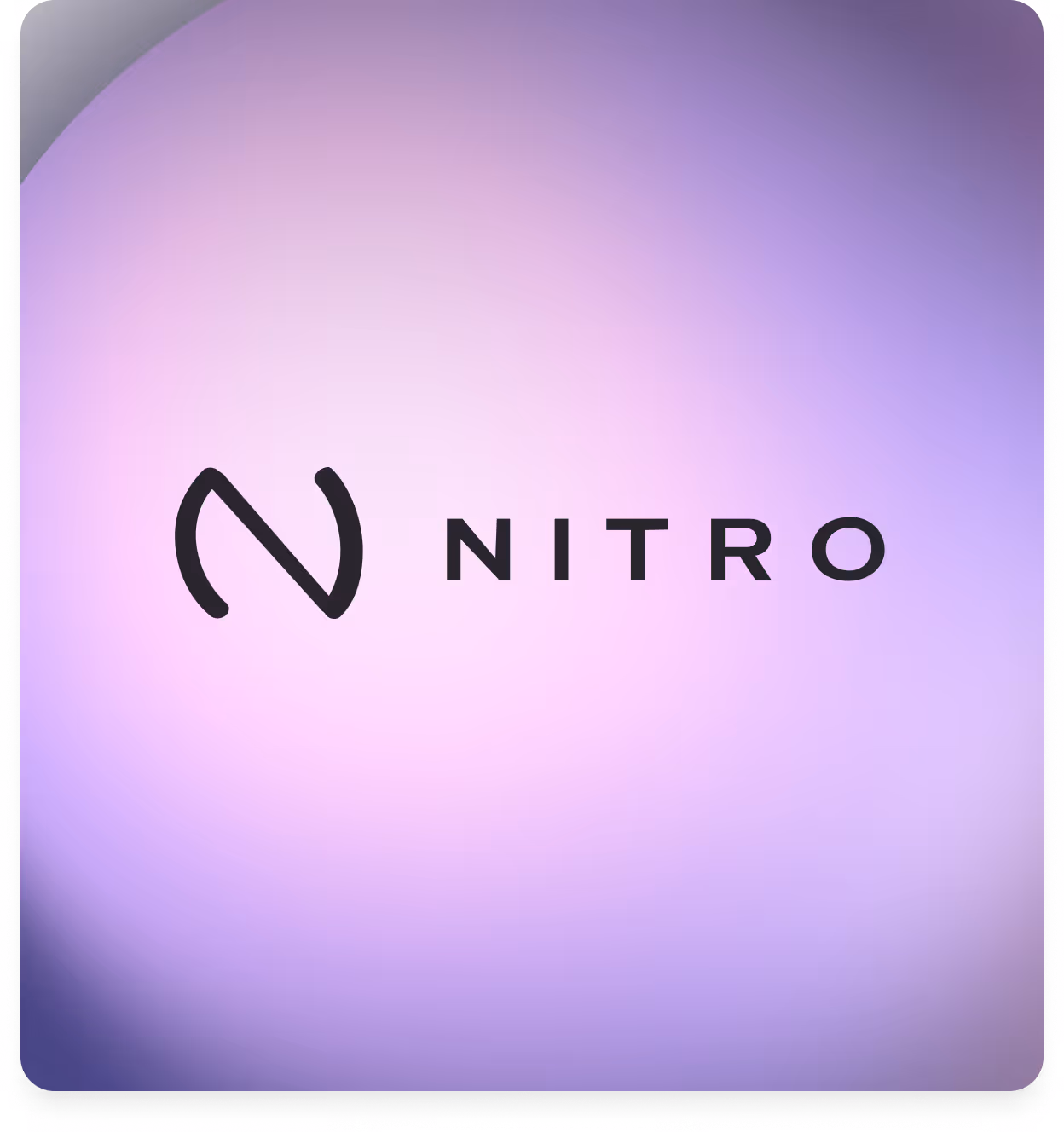 Schwarzes Nitro-Logo auf violettem, pastellfarbenem Hintergrund mit abgerundeten Ecken.