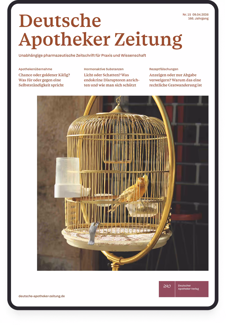 Titelseite der Deutschen Apotheker Zeitung mit einem gelben Vogel in einem runden goldenen Käfig.