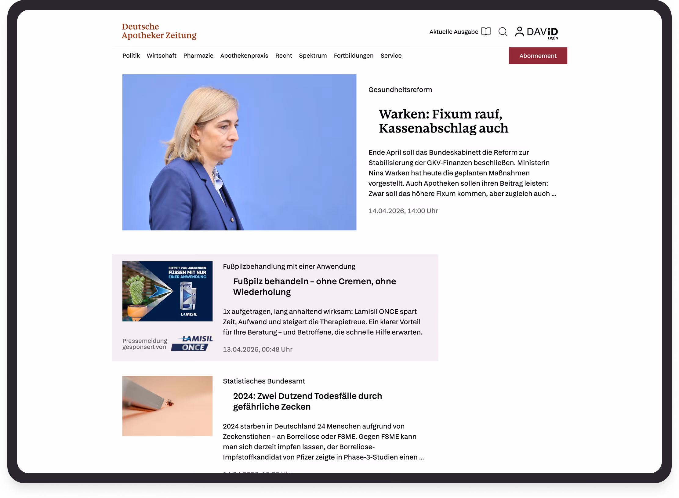 Porträt einer Frau mit blonden Haaren im blauen Blazer vor blauem Hintergrund.