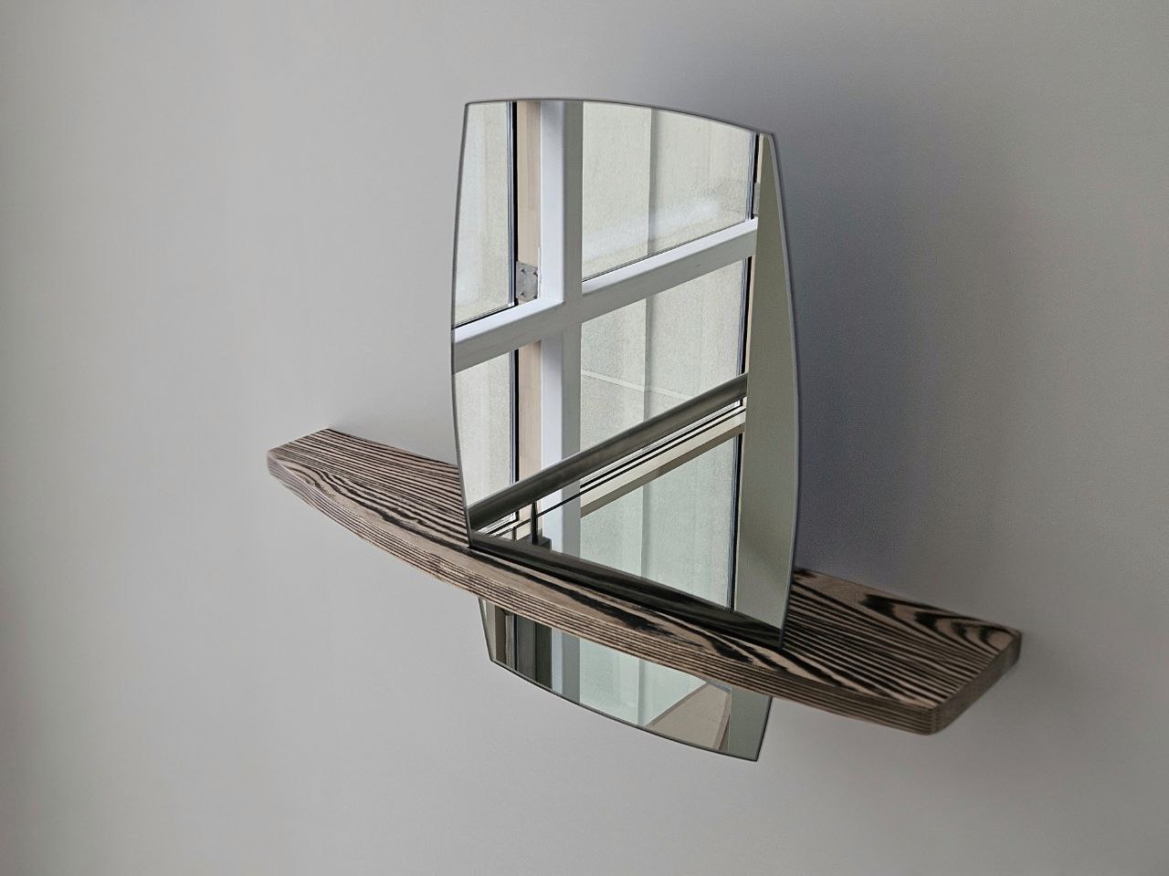 Detail photo of the V05 mirror curvature and horizon line