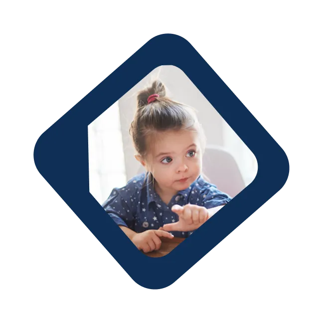 devojčica pokazuje prstom