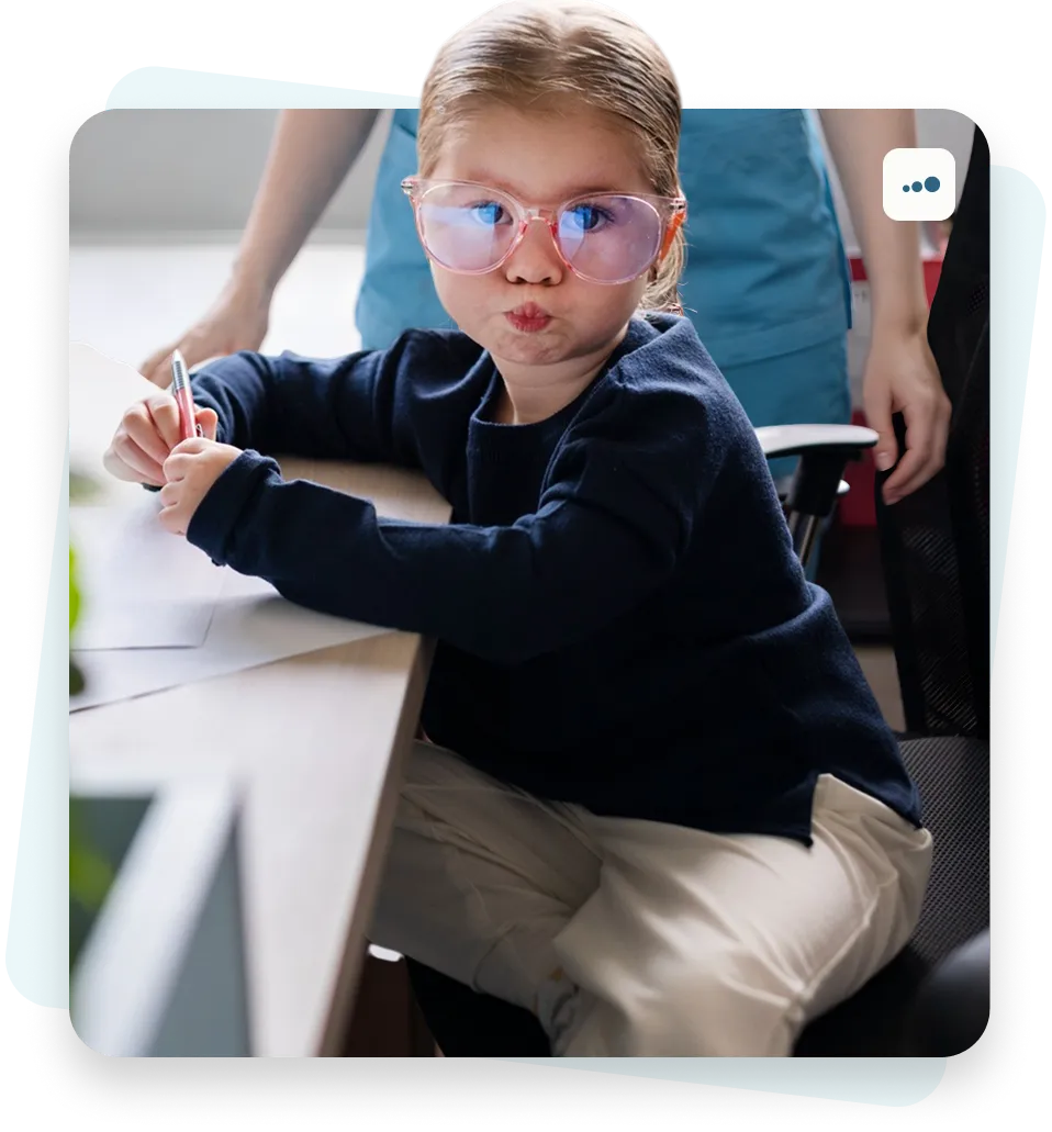 Devojčica sa naočarima u pauzi rada sa defektologom