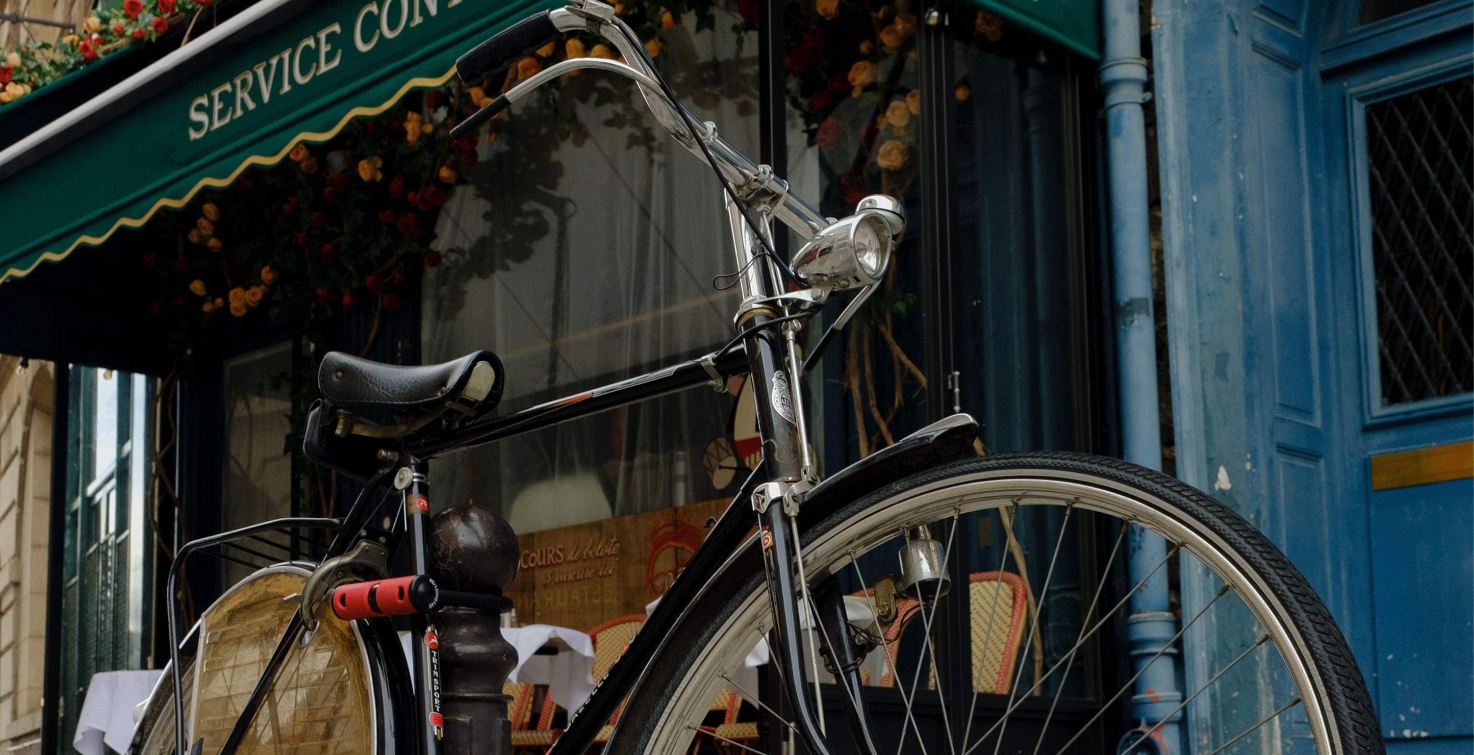 Vélo devant une brasserie - Photo par Mathias Reding sur Pexels