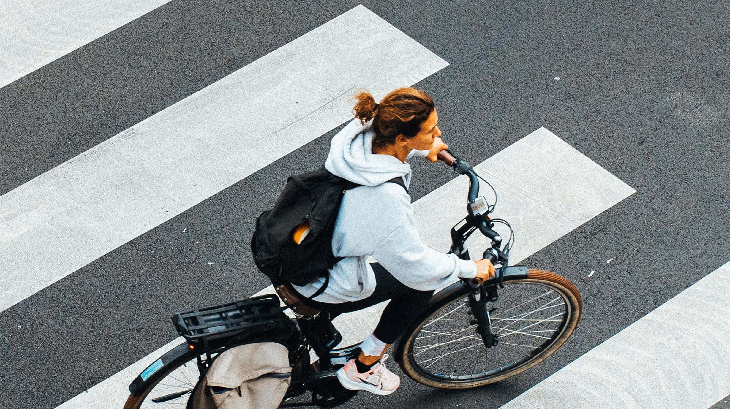 Photo personne à vélo avec un sac à dos, Photo John Tekeredis