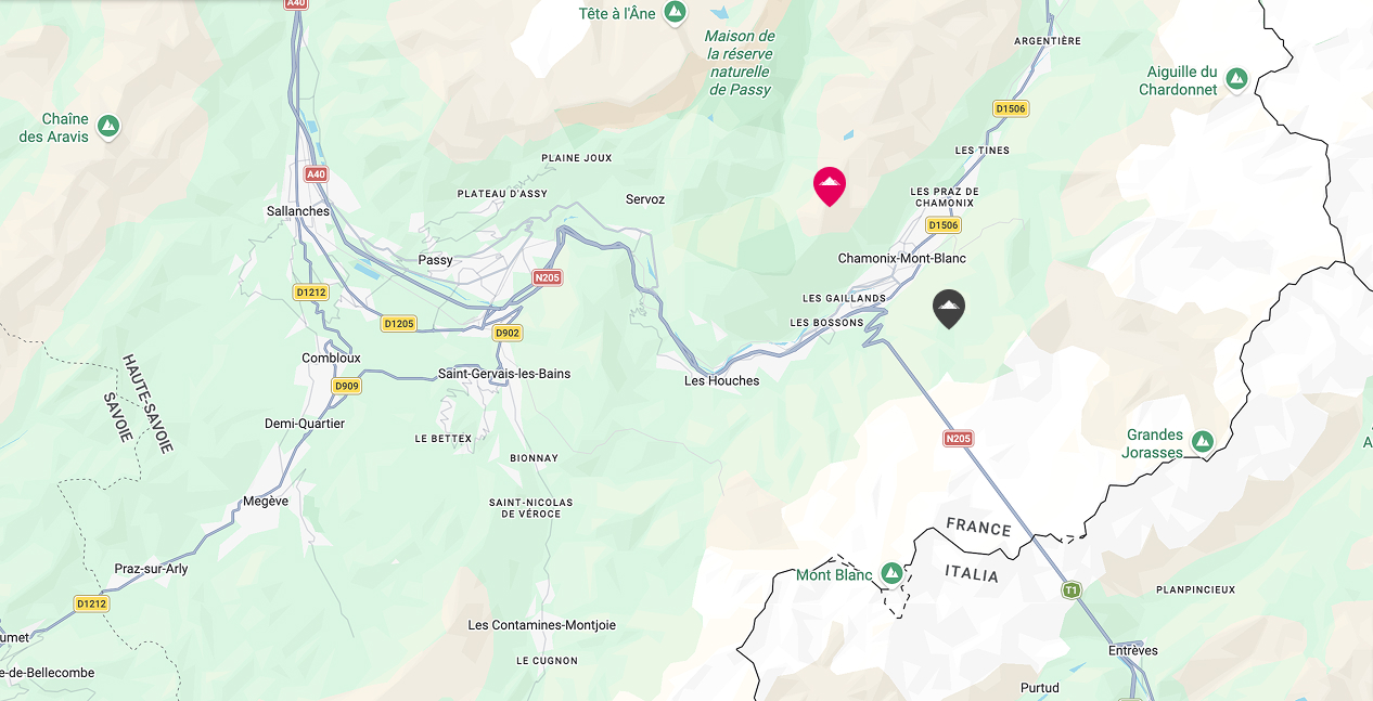 Carte de la région autour de Chamonix-Mont-Blanc en France, montrant des villes comme Sallanches, Passy et Saint-Gervais-les-Bains, avec des montagnes et la frontière entre la France et l'Italie.