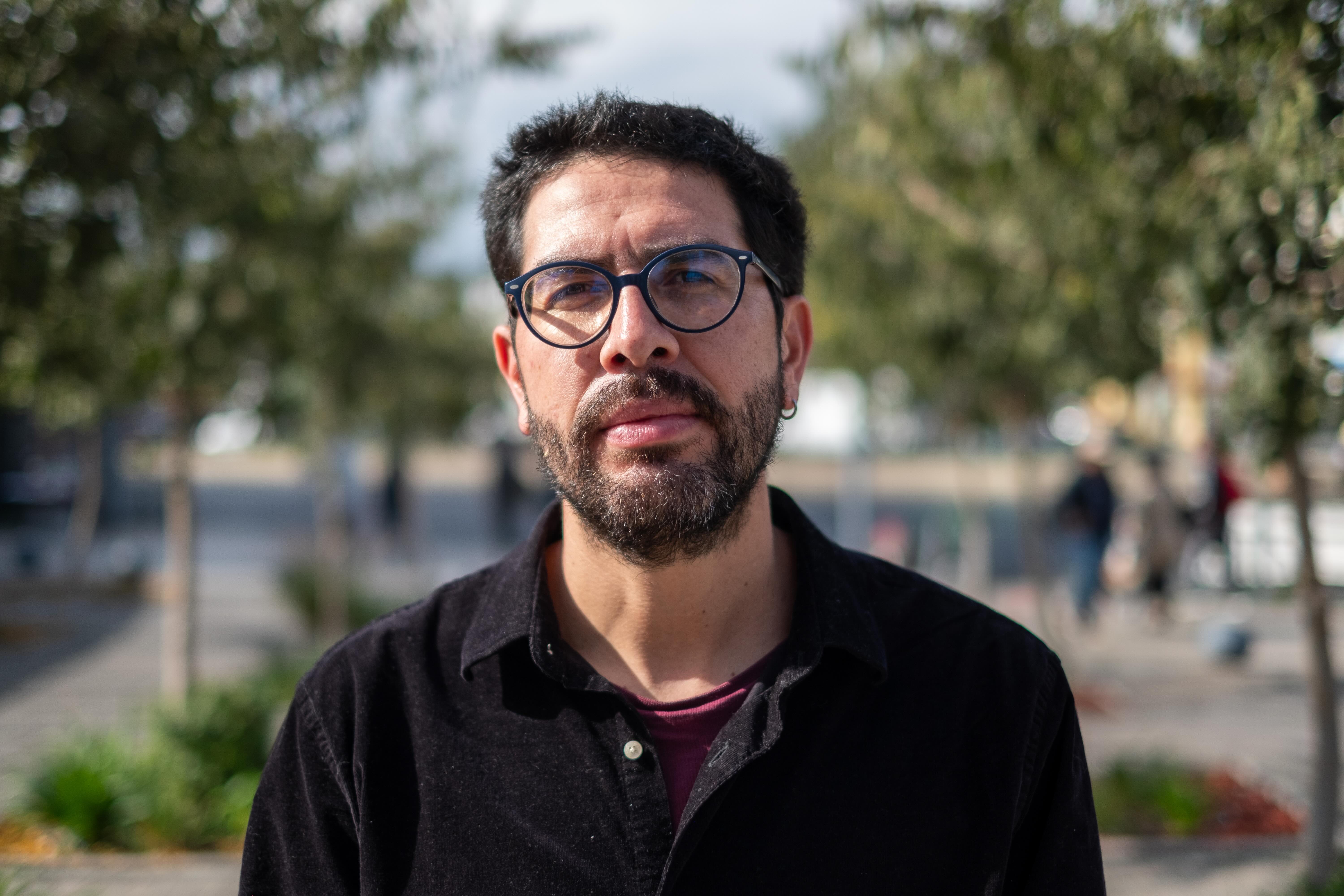 Retrato de Sergio Domínguez, Director creativo y audiovisual de Agencia Ajolote.