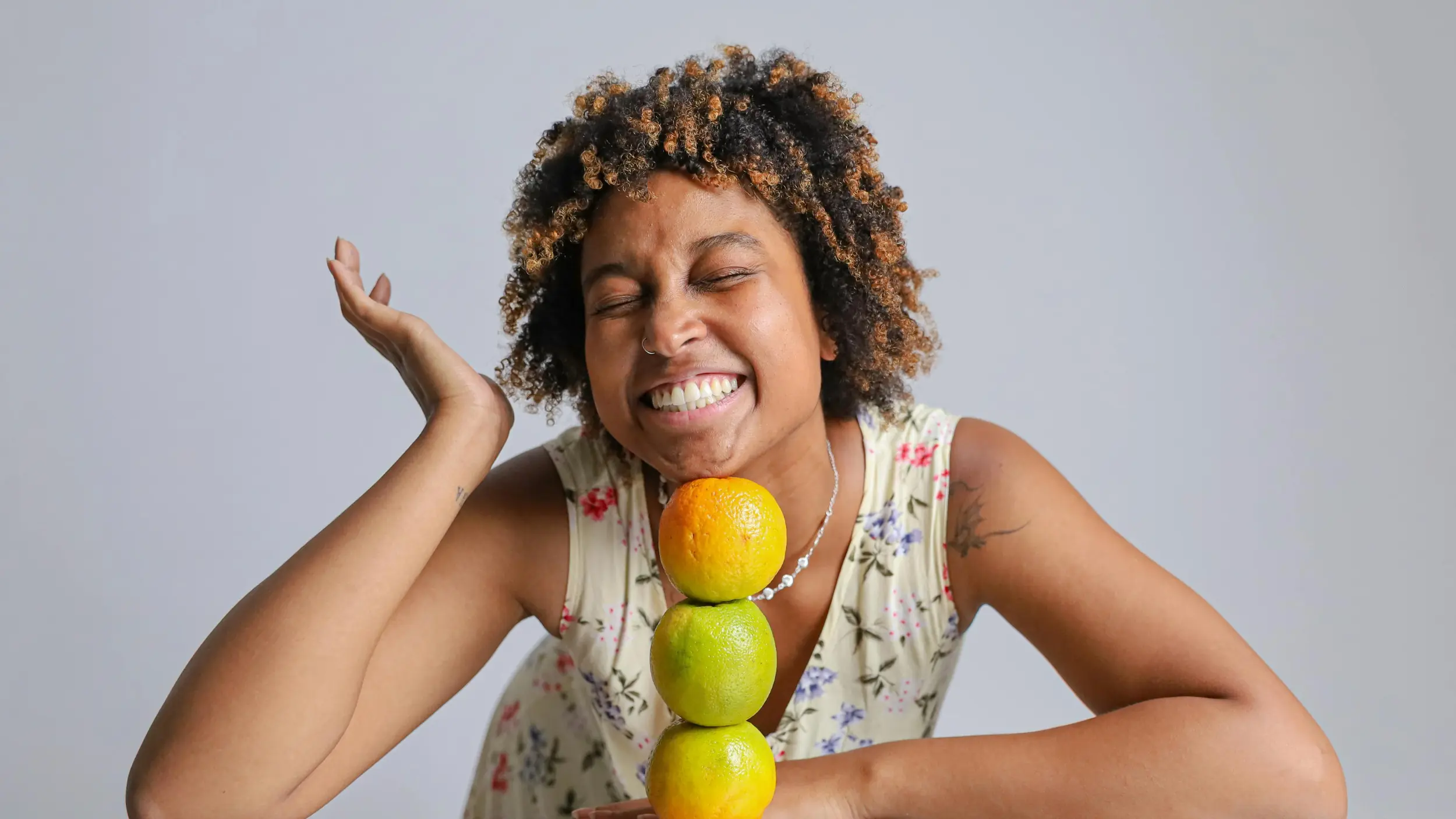 Women balancing apples smiling in a table