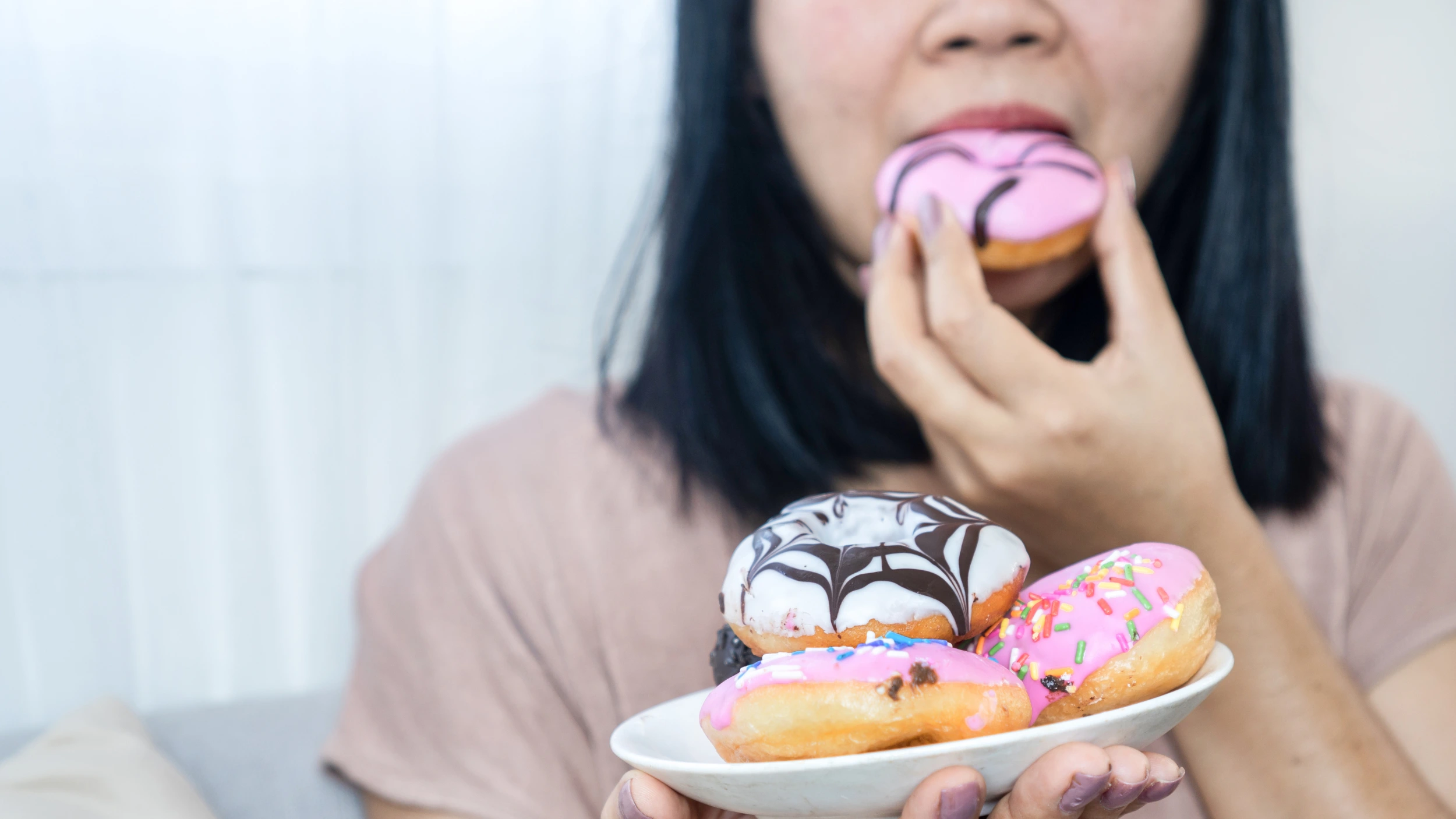 women with food noise eating doughnuts