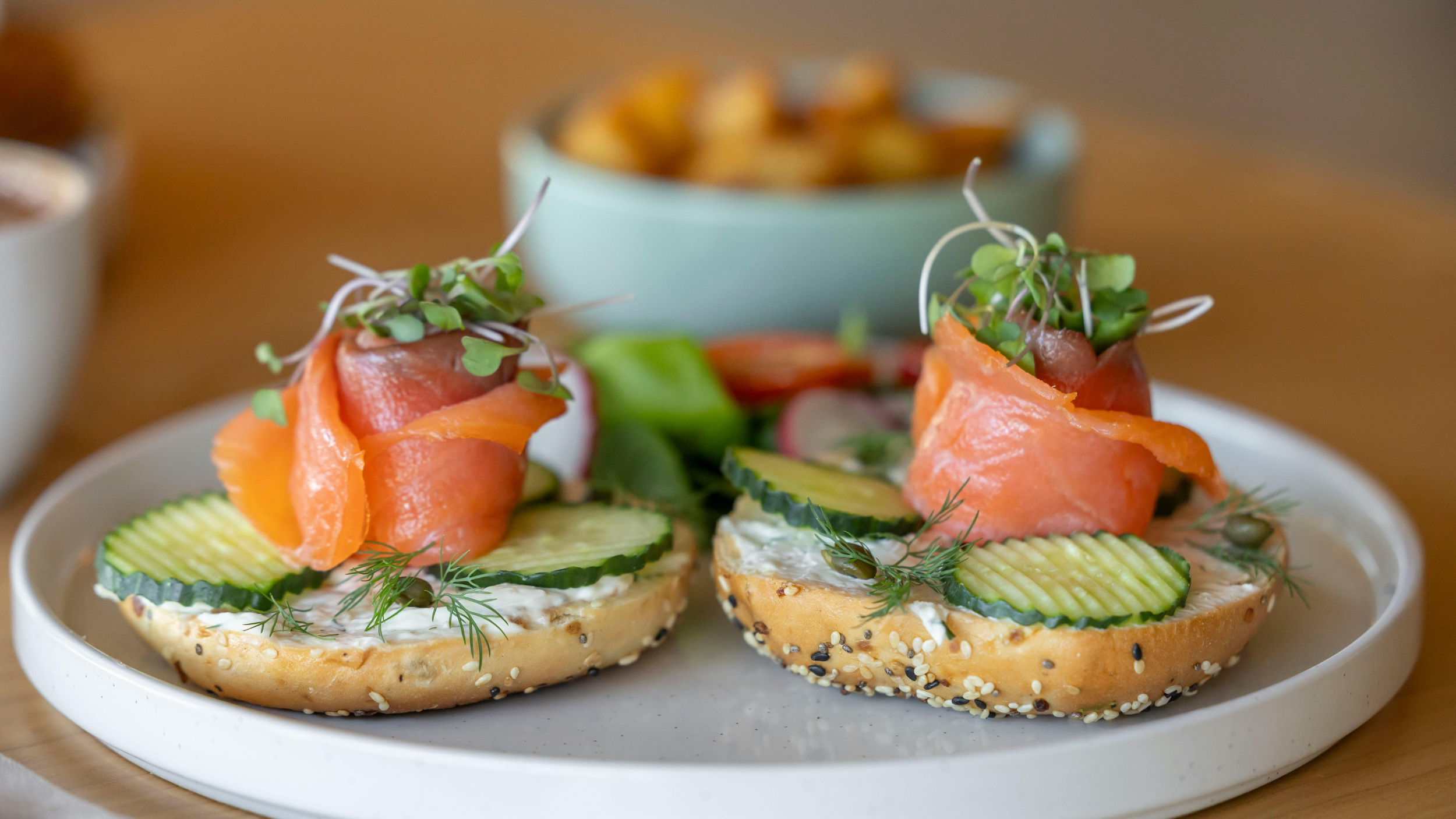 Anti-inflammatory smoked salmon snack