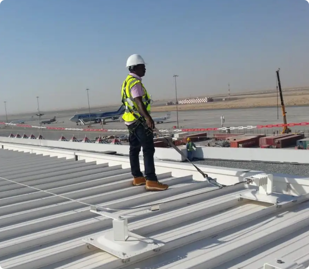 Operatore in sicurezza su una copertura con linea vita