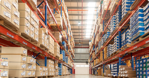 Interno di un magazzino industriale