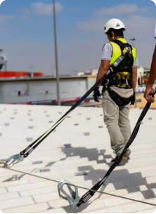 Operatore agganciato alla linea vita durante il sopralluogo