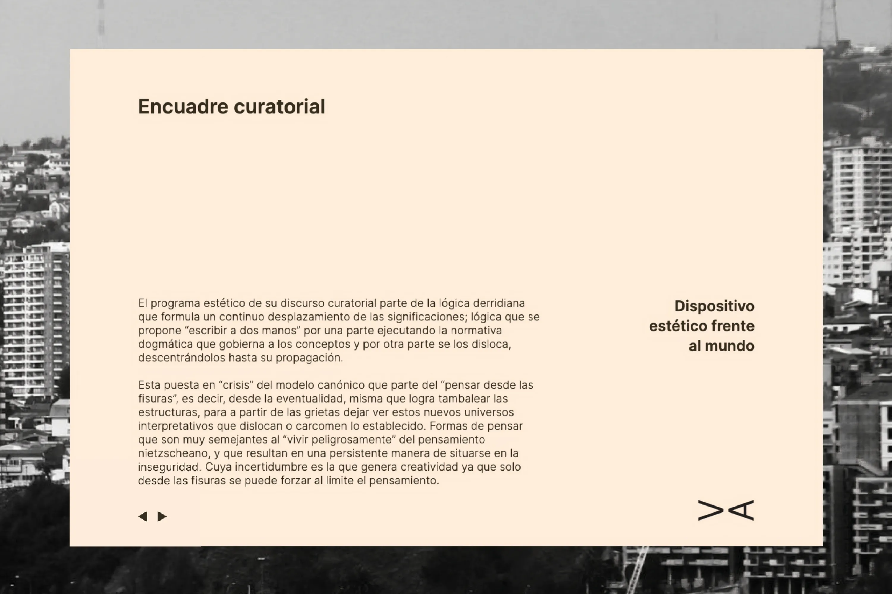 Pantallazo de sitio web de la Bienal Internacional de Arte de Valparaíso con texto de encuadre curatorial en diseño gráfico sobre fondo de ciudad en blanco y negro. Reflexión sobre el pensamiento derridiano y la crisis del modelo canónico en la curaduría artística. Dispositivo estético frente al mundo.