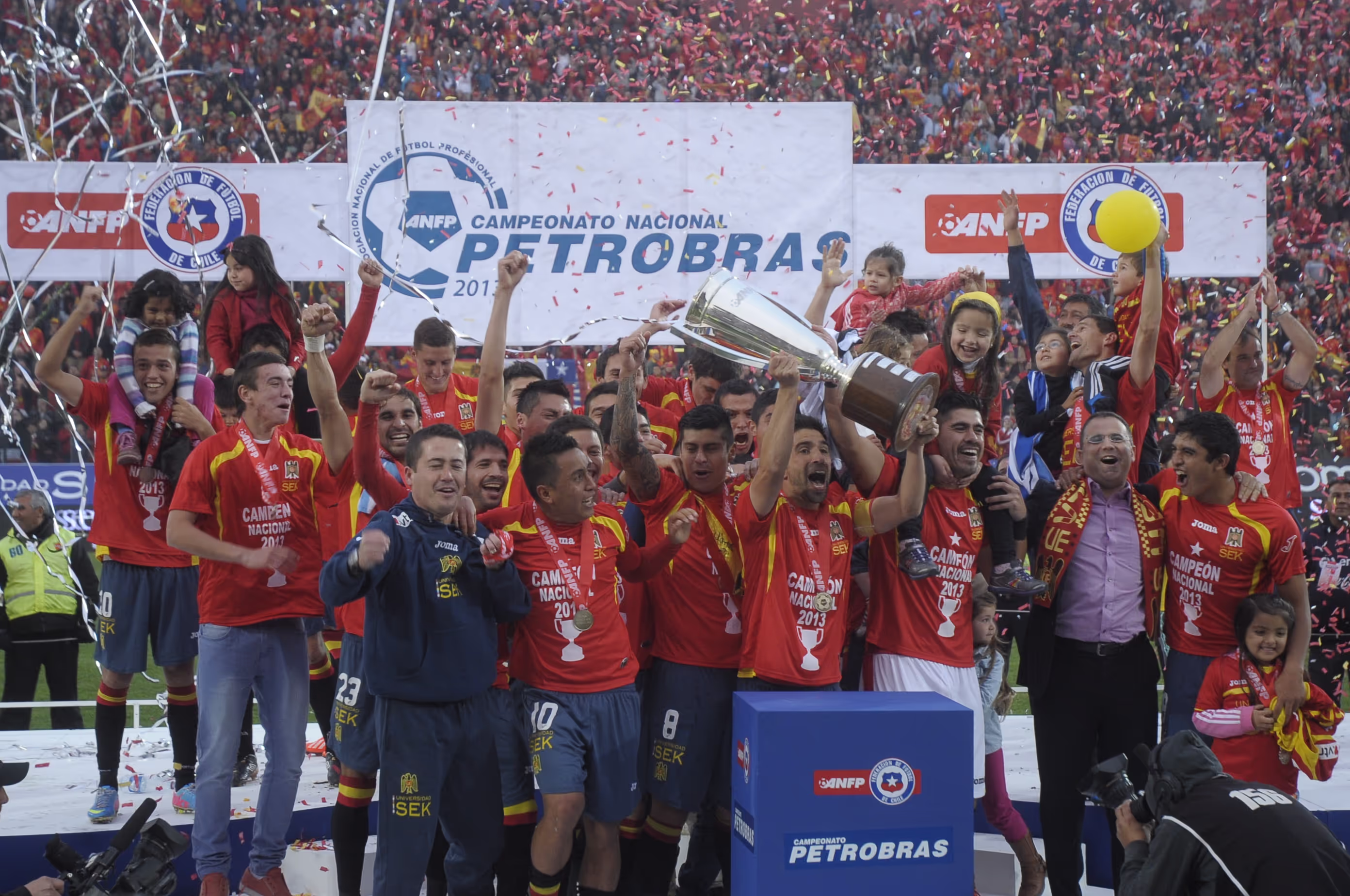 Equipo de fútbol de primera división Club Unión Española levantando la copa al salir campeones de la Liga Chilena.