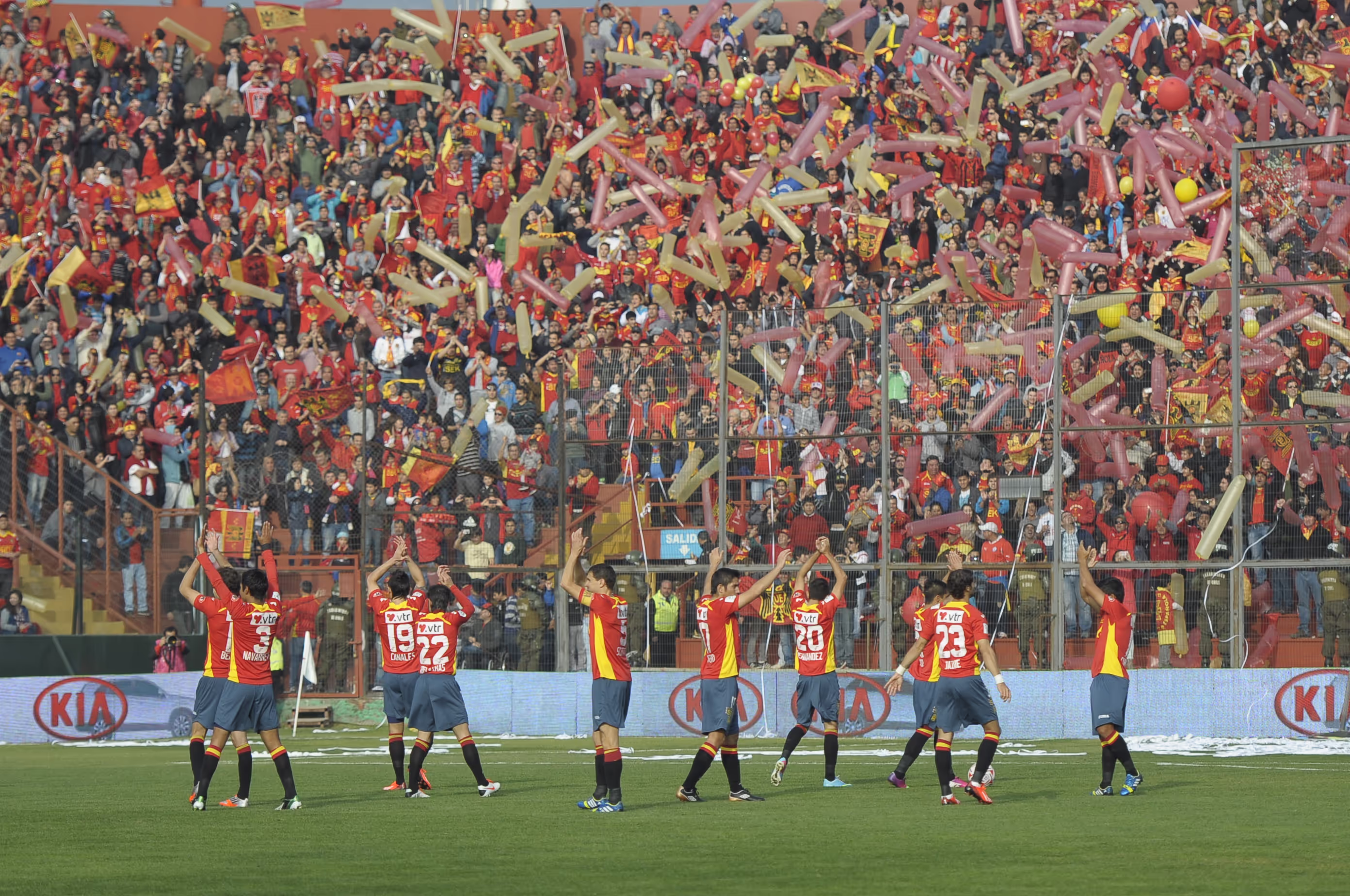 Jugadores del equipo chileno la Unión Española festejando un gol en el estadio Santa Laura.