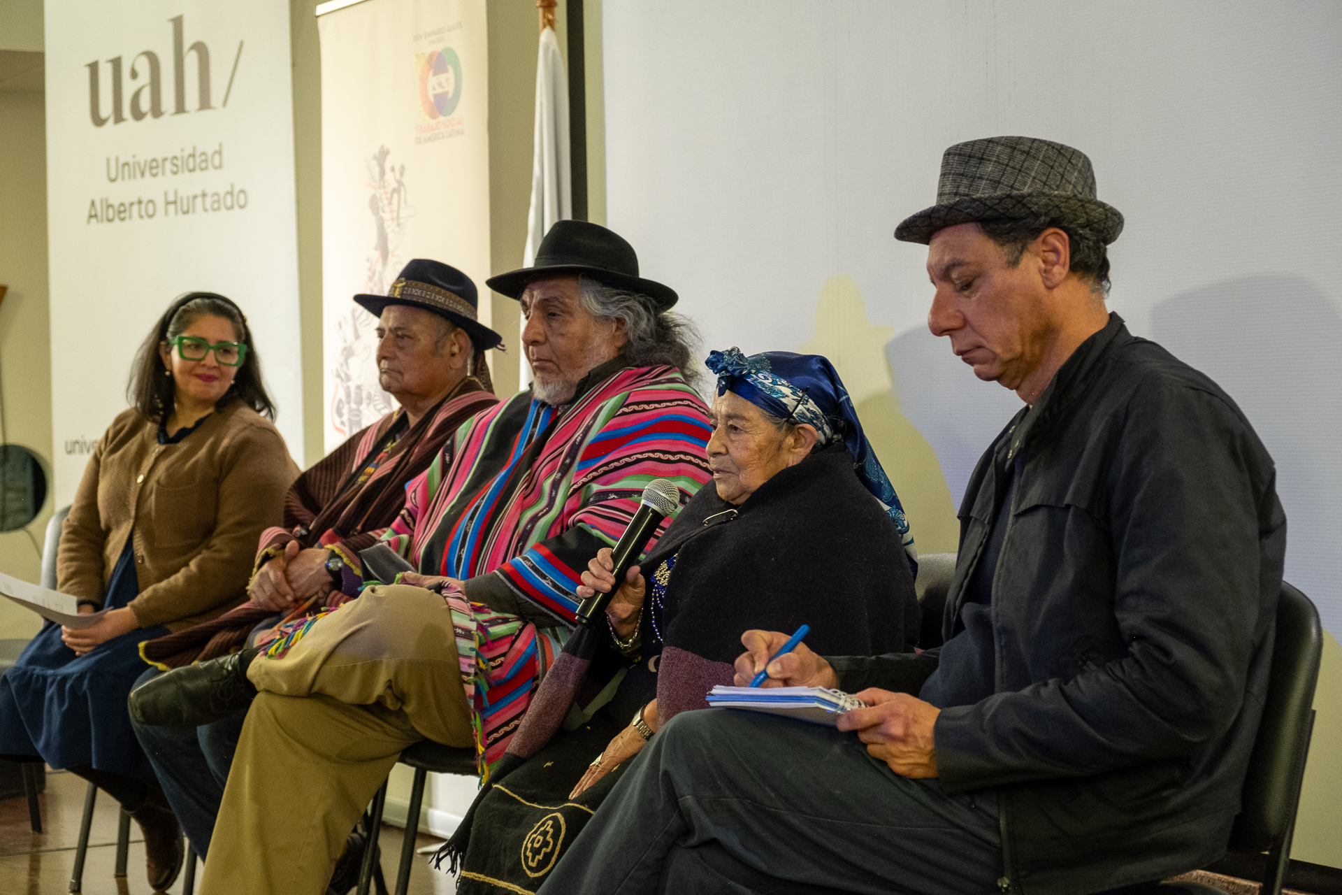 Fotografías del conversatorio Las voces de Raíces Indígenas