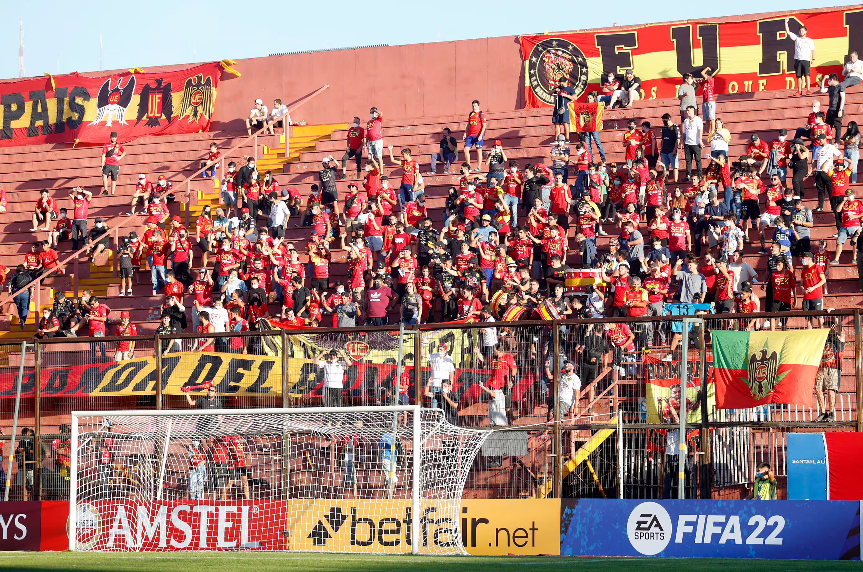Hinchada del equipo de fútbol chileno La Unión Española en el Estadio Santa Laura de Independencia.