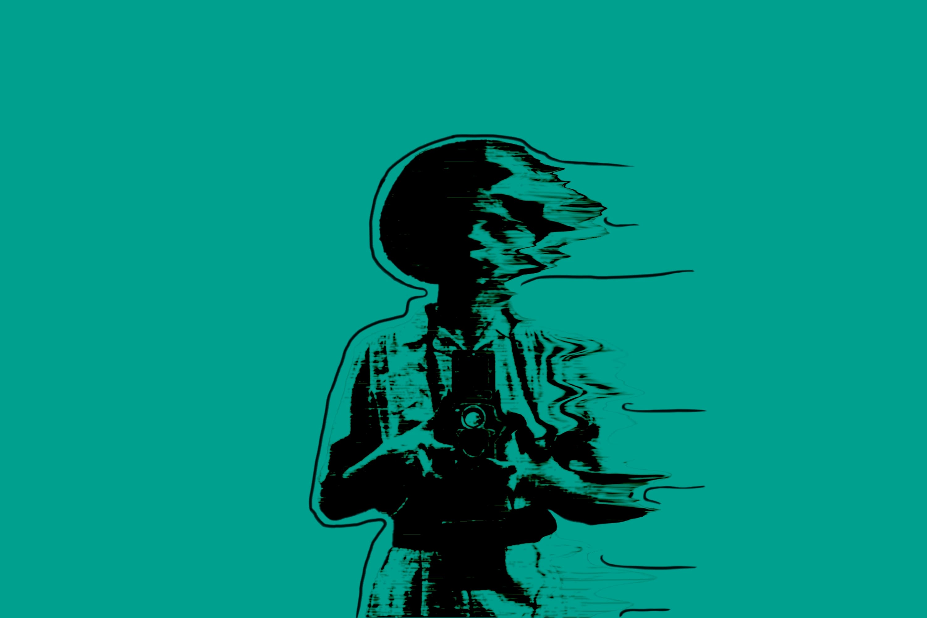 Autorretrato fotográfico de Vivan Maier con su cámara que se deshace sobre un fondo verde Ajolote.