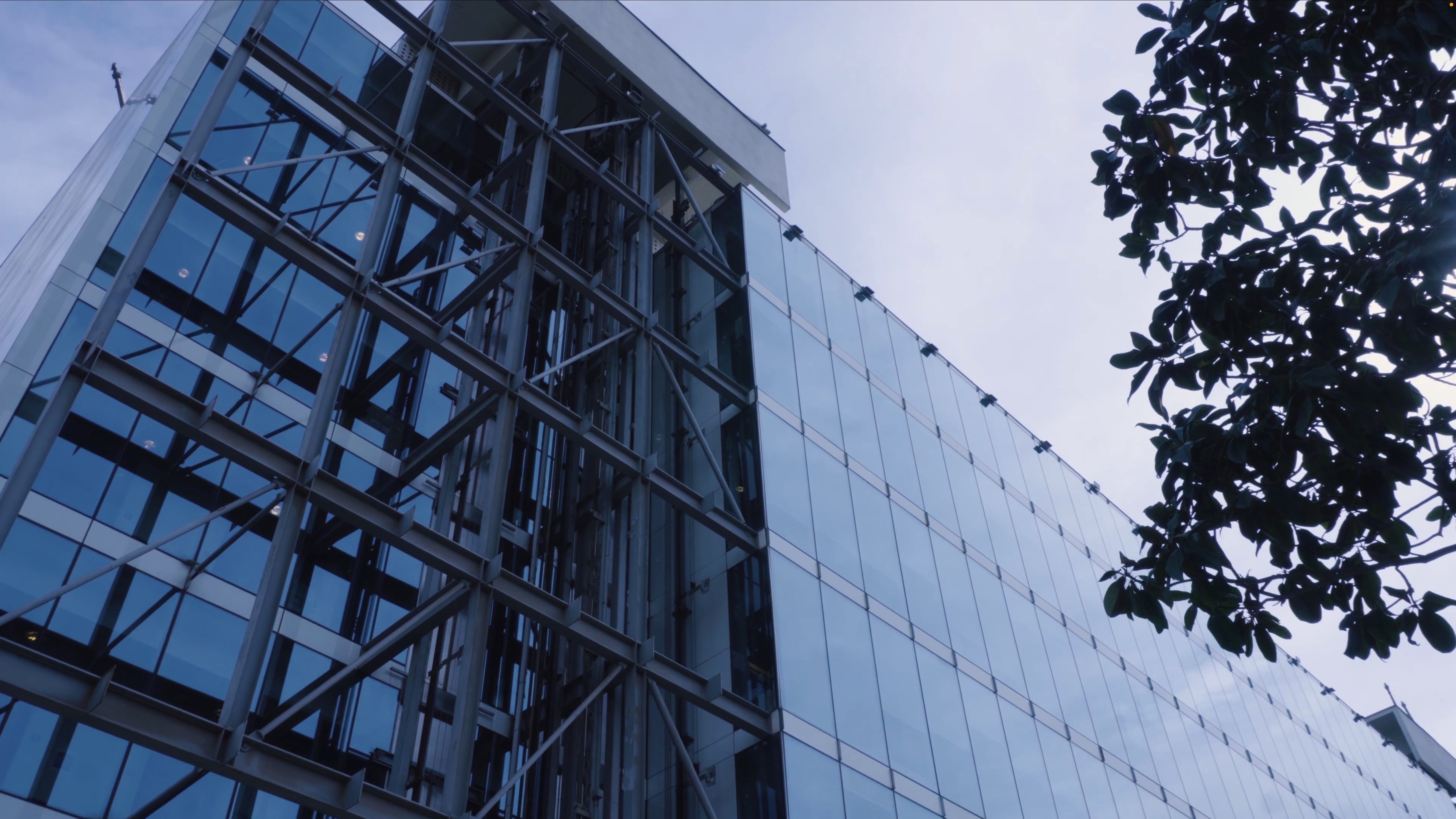 Fachada moderna de edificio de ingeniería industrial de la Universidad de Chile.
