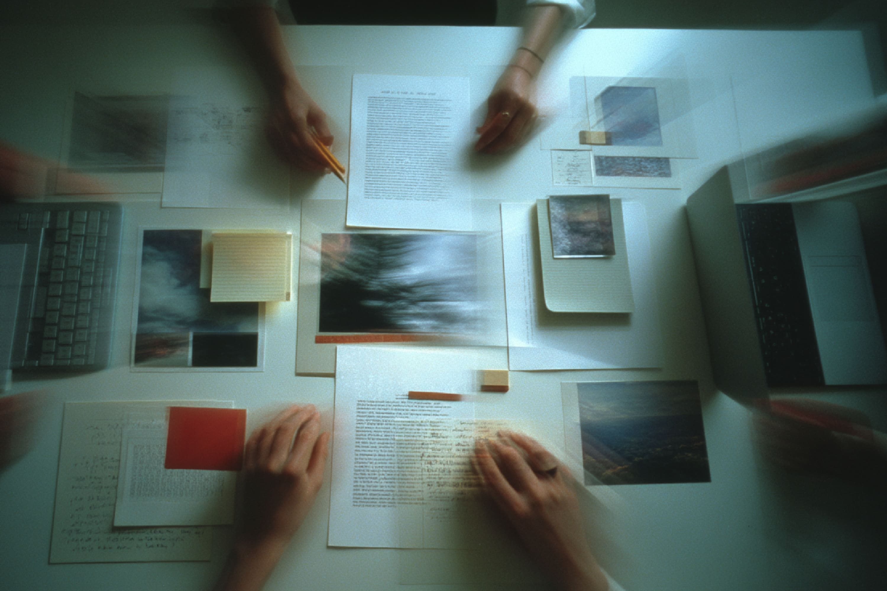 Equipo de investigación planificando una estrategia de comunicación científica para proyectos Fondecyt mediante documentos y esquemas.