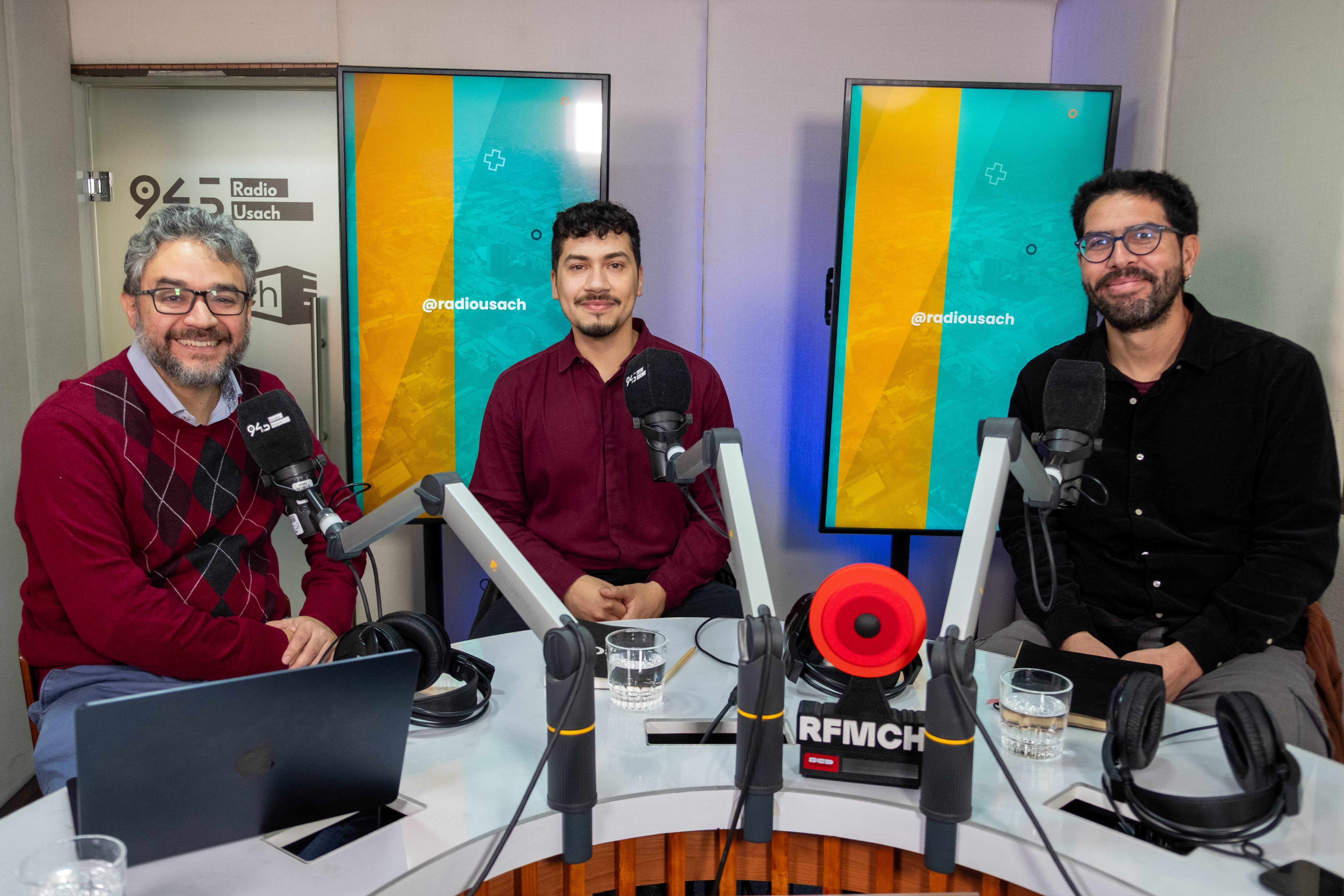 Diego San Martín, coordinador de innovación de la Dirección de Innovación y Emprendimiento (DINEM) de la USACH, Sergio Domínguez, director creativo y audiovisual de Agencia Ajolote y el conductor del programa Enlace de la Radio USACH en el estudio de grabación de la Radio USACH.