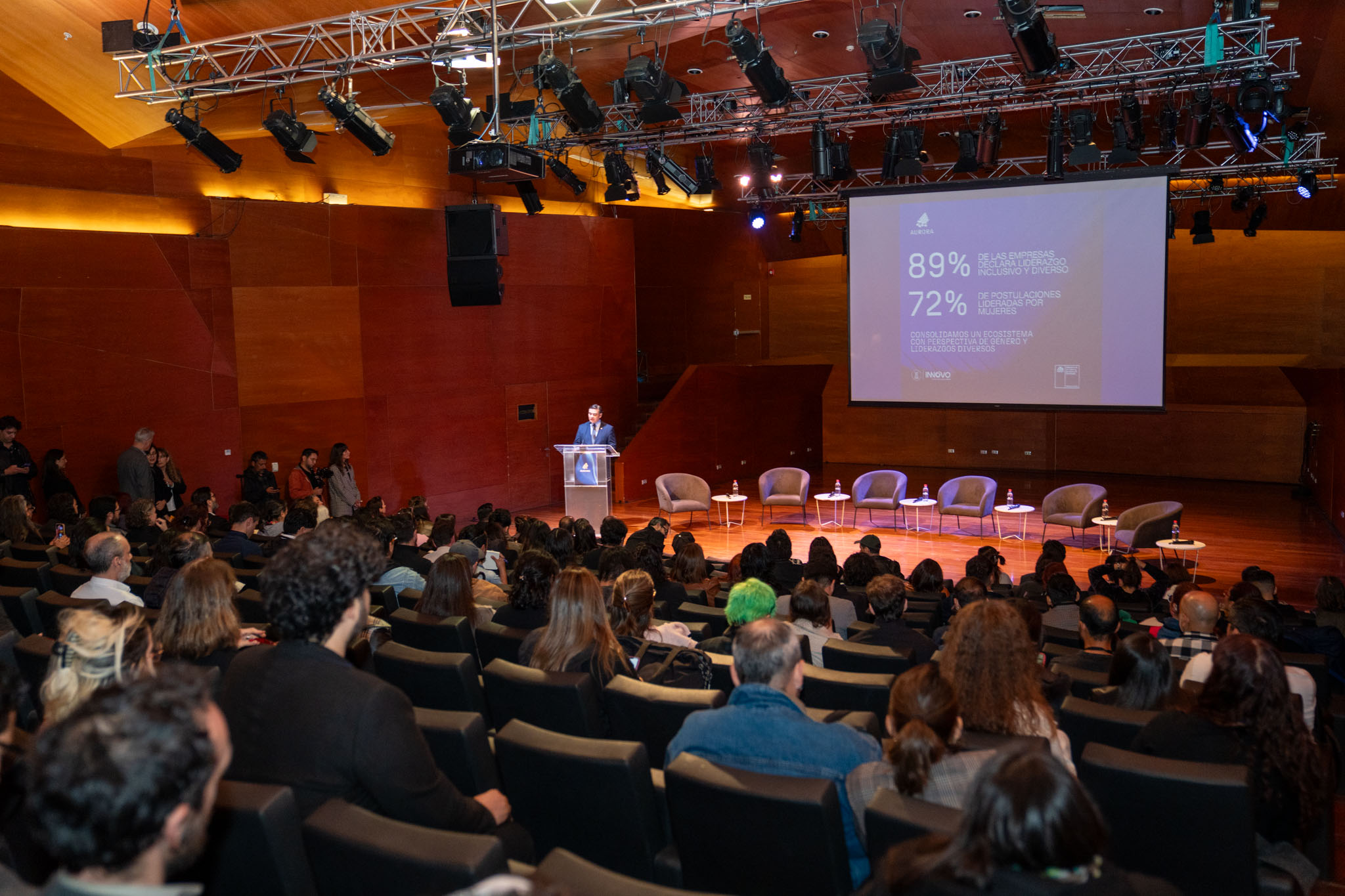 Cristian Muñoz, rector suplente de la USACH, dando un discurso de bienvenida para la jornada de Aurora Conecta: Encuentro de Industrias Creativas Culturales, impulsado por el ministerio de las Culturas y por la incubadora de negocios Innovo USACH, realizado en el Centro Cultural Gabriela Mistral (GAM).