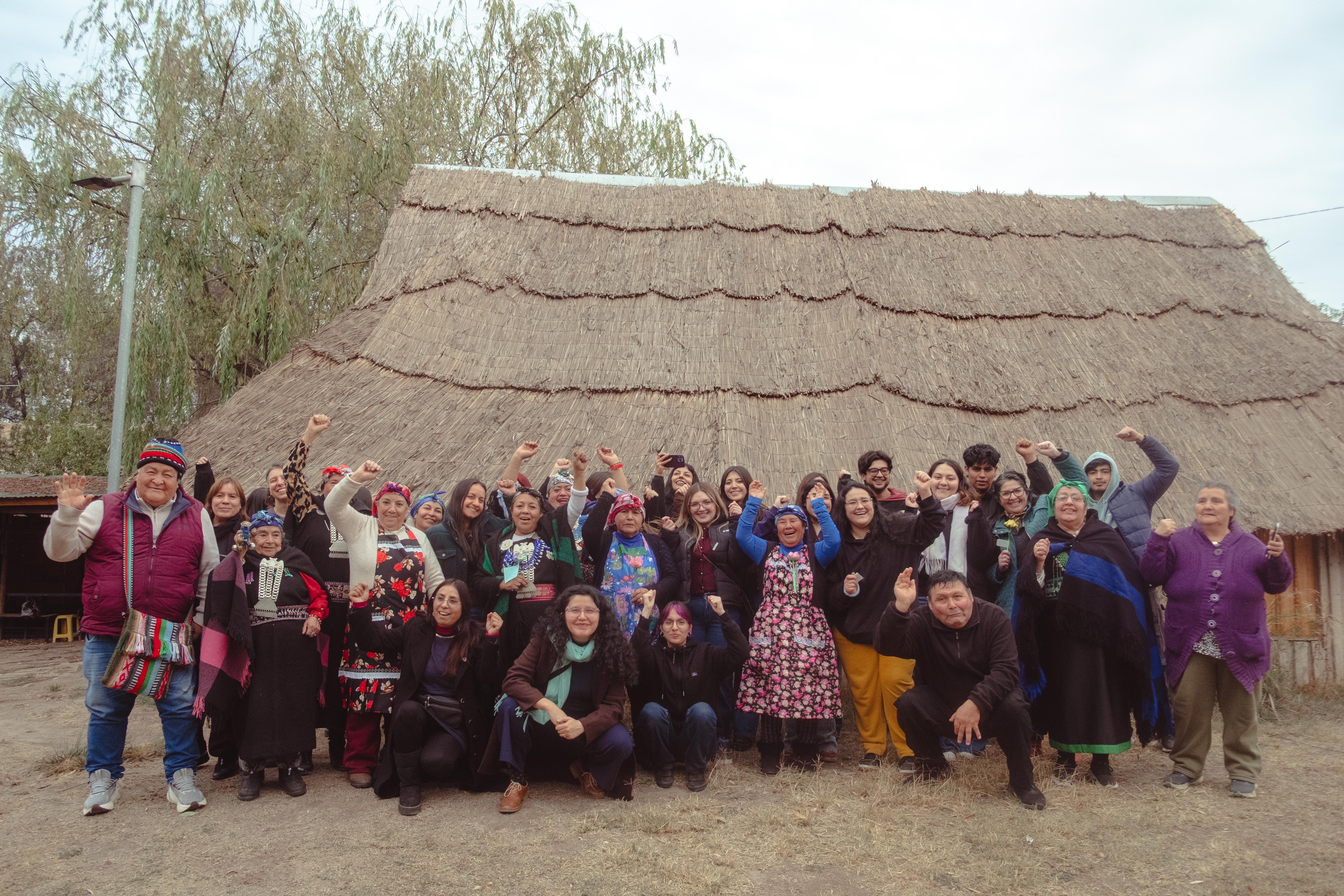 Estudiantes de la Universidad Alberto Hurtado e integrantes del Club de Adultos Mayores Mapuche de La Pintana que participaron en el encuentro intergeneracional e intercultural Tejiendo Saberes afuera del Centro Ceremonial Mapuche de La Pintana.