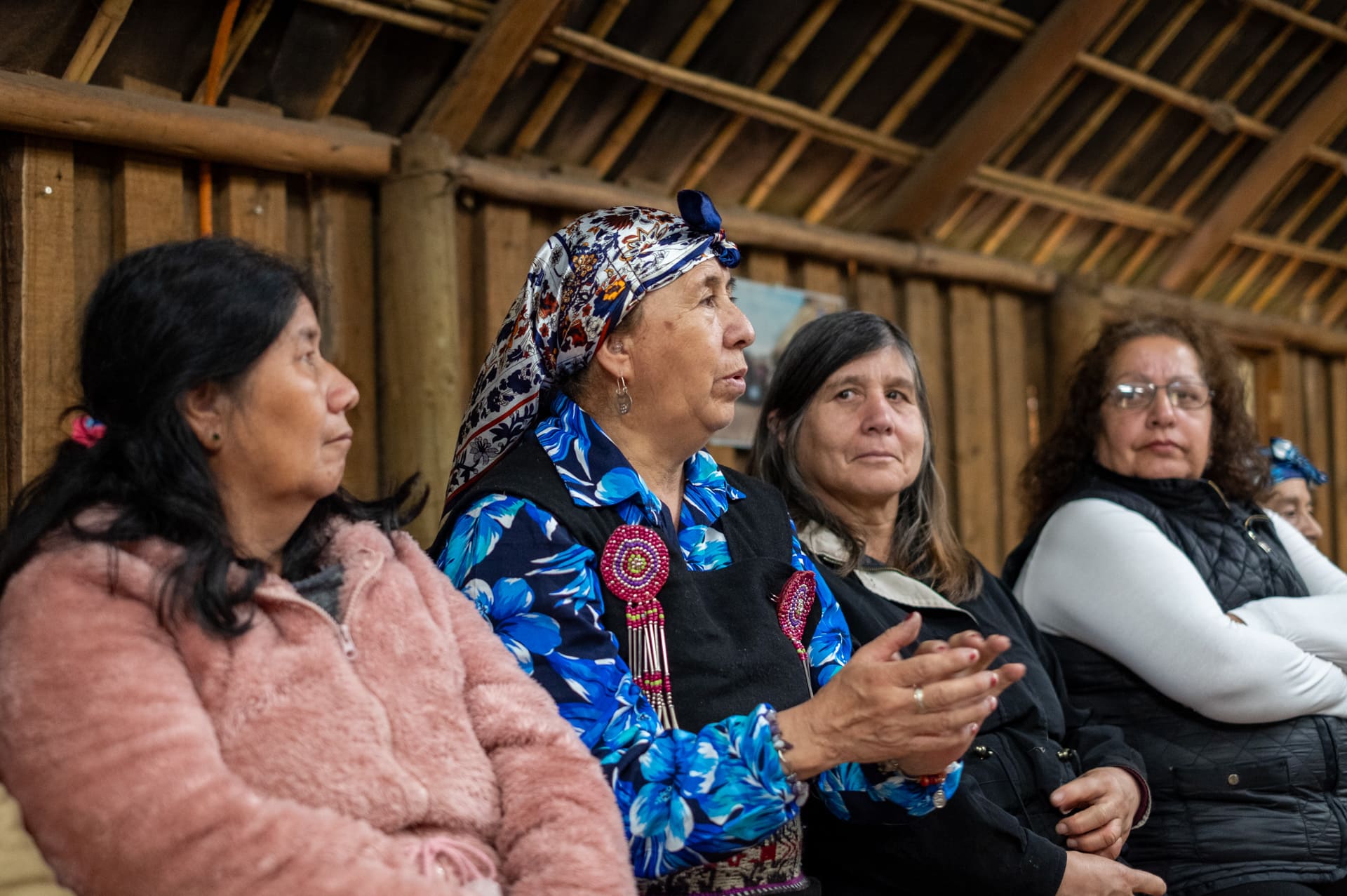 Integrantes del club Ayüw Kleyn de personas mayores mapuche de La Pintana conversando acerca de y evaluando el encuentro intergeneracional e intercultural realizado en junio.
