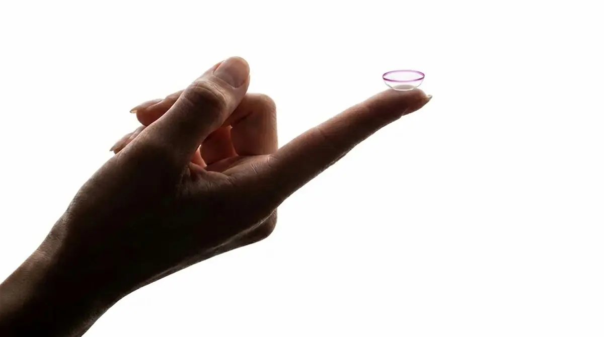 Lente a contatto colorata bilanciata sulla punta di un dito, lenti a contatto Ottica del Borgo