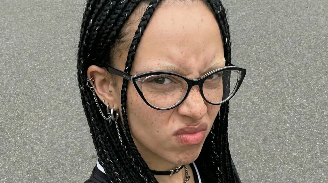 Ragazza con occhiali da vista cat-eye e trecce, montature multifocali progressive Ottica del Borgo