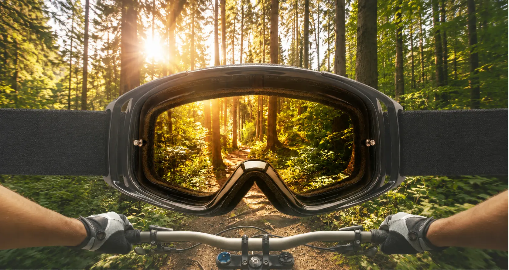 Maschera con lenti sportive su sentiero boschivo in mountain bike, lenti sportive Ottica del Borgo